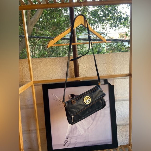 Tory Burch Sling Bag. - Picture 5 of 17